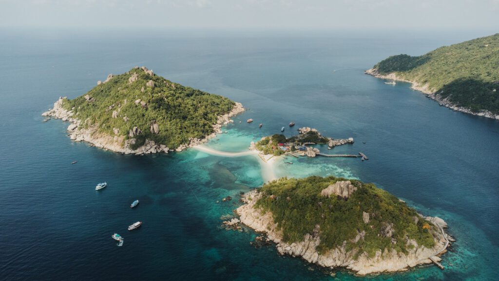 3 islands connected by sandbars in thailand Nang Yuan island.
